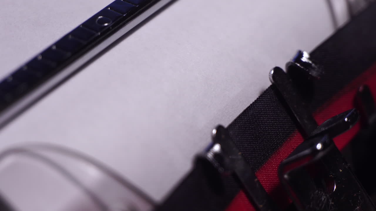 1929 год, печатаю на белой бумаге на старой пишущей машине, макро сближение