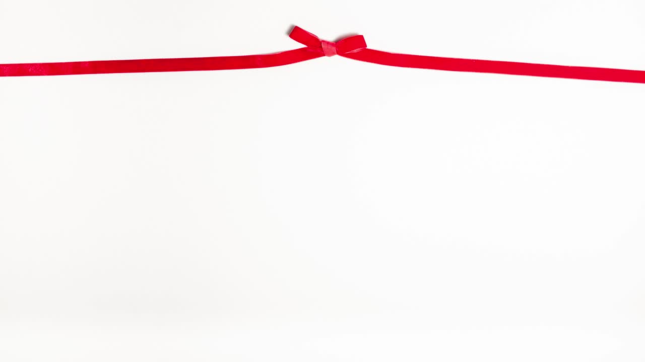 arco de cinta roja en la parte superior y bolas de la noche rojas. concepto de navidad