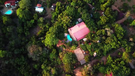 Vista-De-Arriba-Hacia-Abajo-De-Los-Mochileros-Que-Disfrutan-De-Un-Viaje-Panorámico-En-Kenia---Disparo-De-Drones