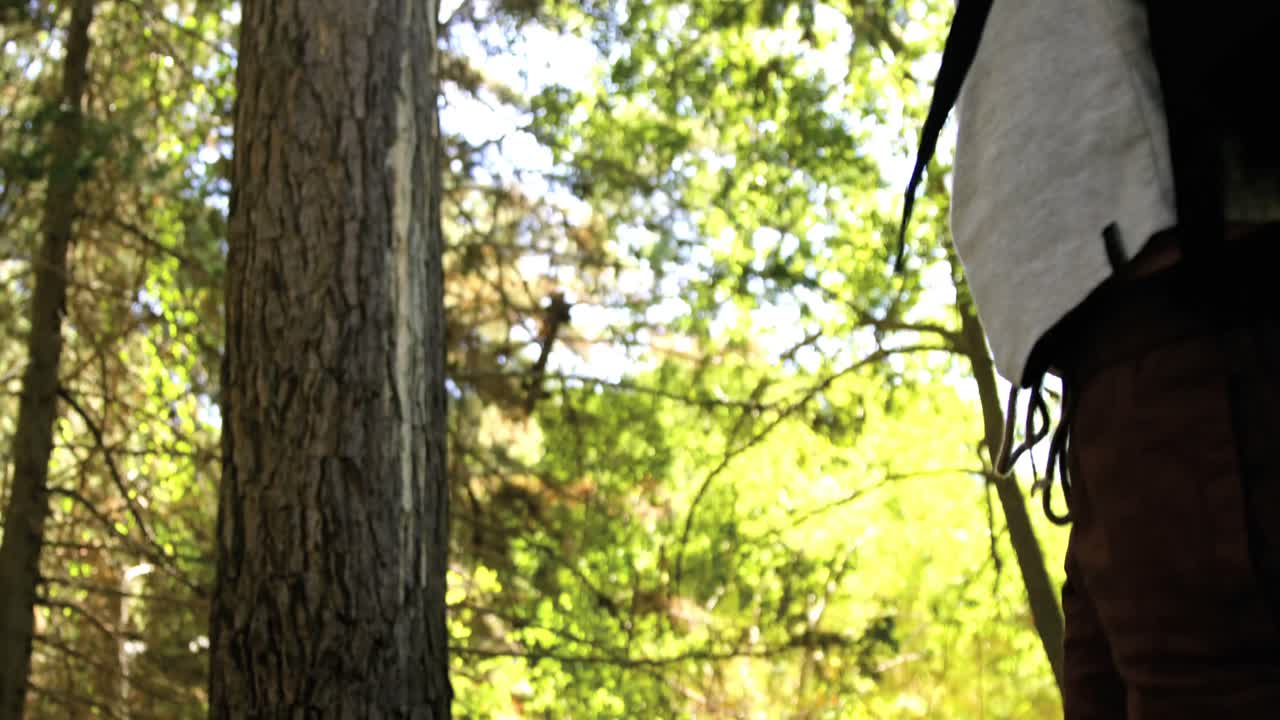 한 남자가 걸어서 주위를 둘러보고 있습니다.