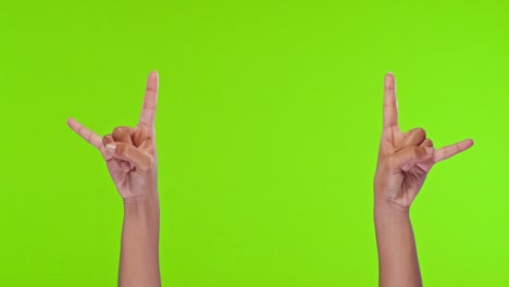las manos femeninas africanas muestran un gesto de metal pesado sobre el fondo de la llave cromada