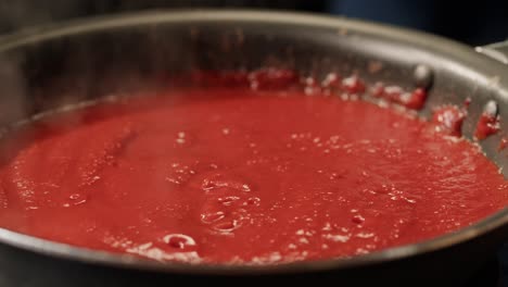 preparando salsa de tomate en una sartén