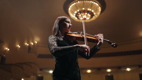 Junge-Frau-In-Schwarz-Spielt-Geige-Im-Alten-Opernhaus-Porträt-Einer-Geigerin-Auf-Der-Bühne-Im-Musiksaal