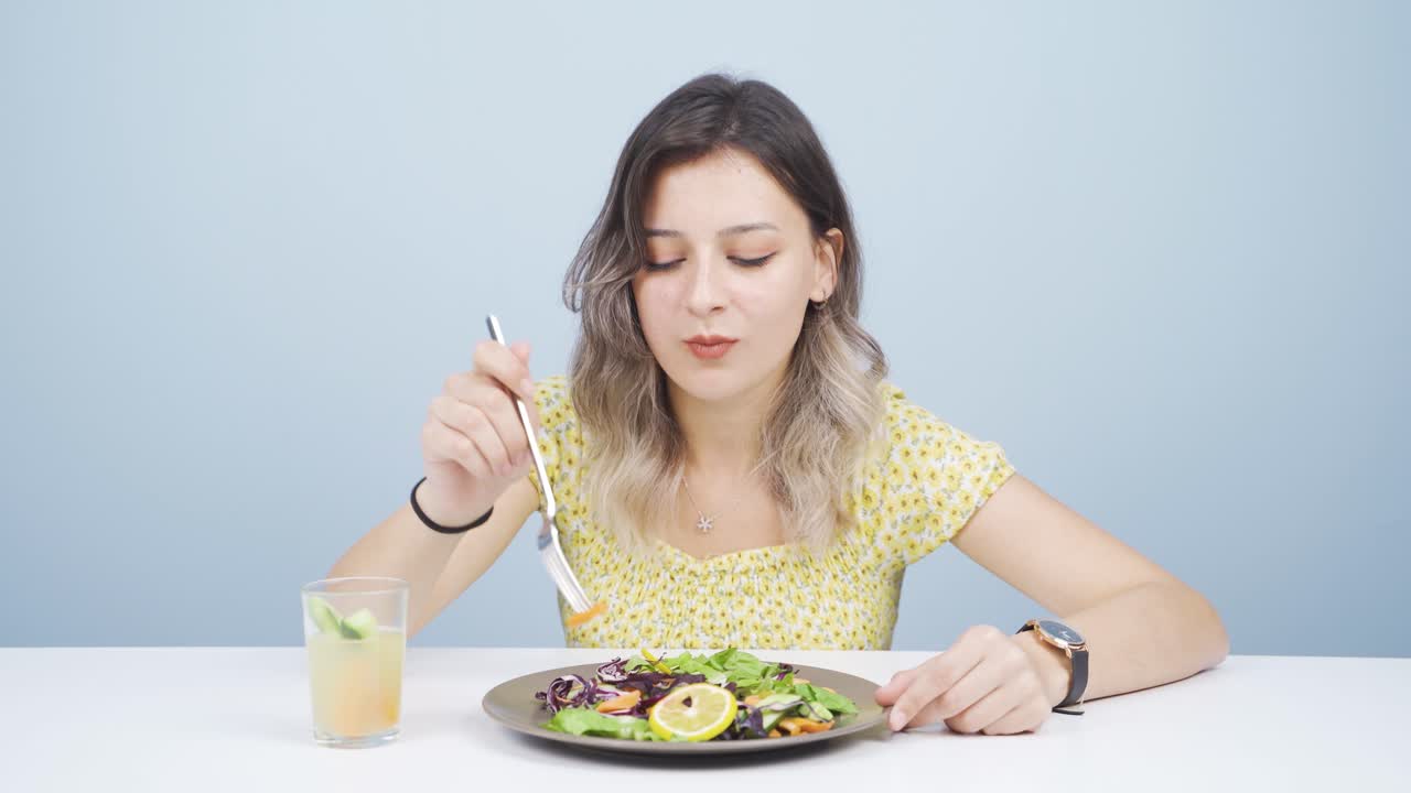 매우 빨리 먹는 사람. 해롭고 건강에 해로운 식단.