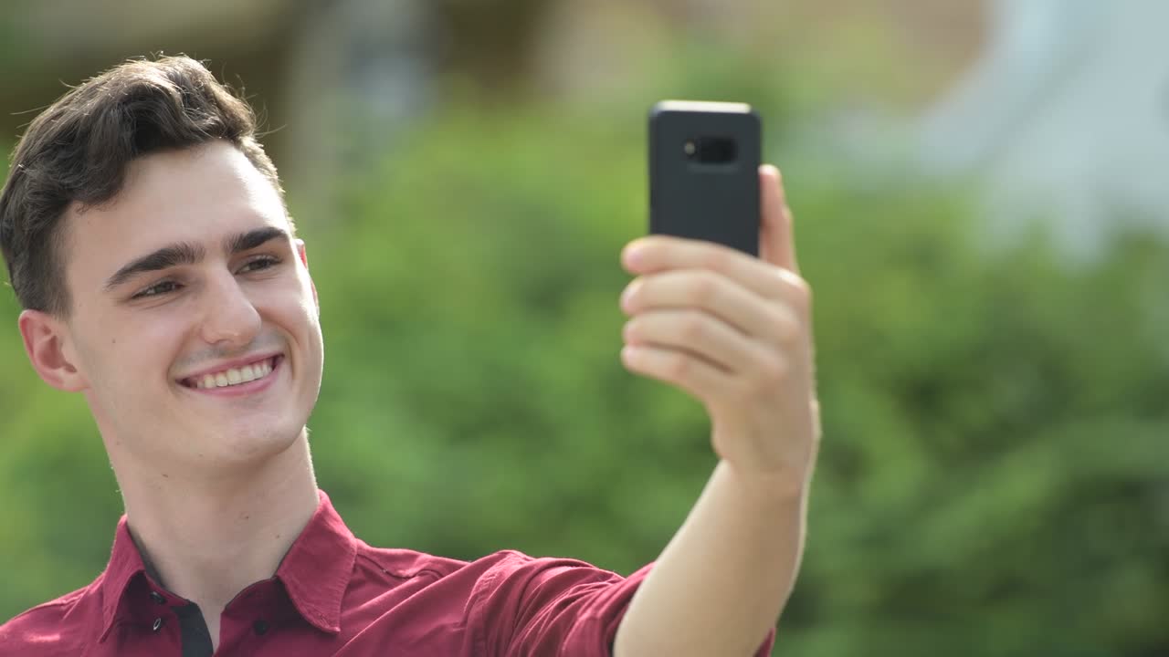 joven empresario guapo tomando selfies en las calles al aire libre