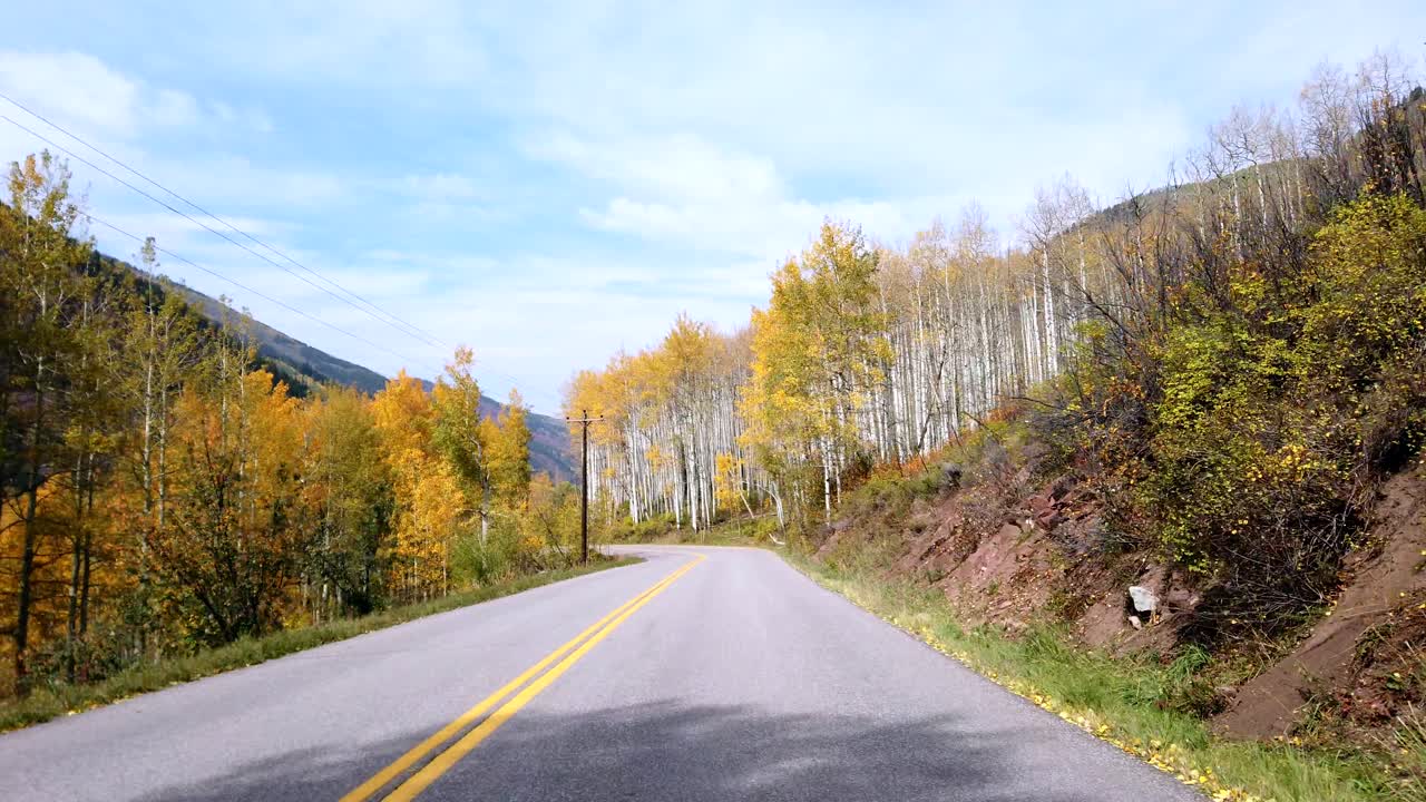 imágenes pov de conducir en las montañas rocosas de colorado en la temporada de otoño