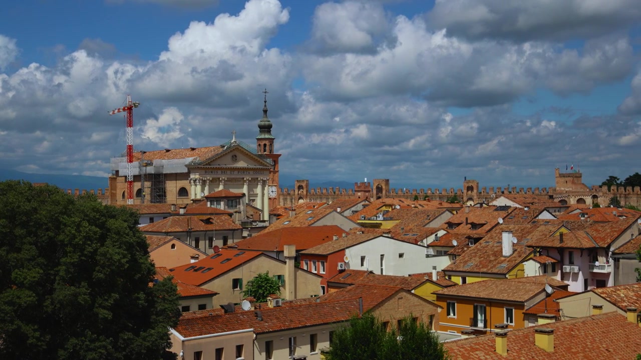 Fortificazioni e torri delle mura medievali della città a Cittadella con vista su case di città italiane e cattedrale.