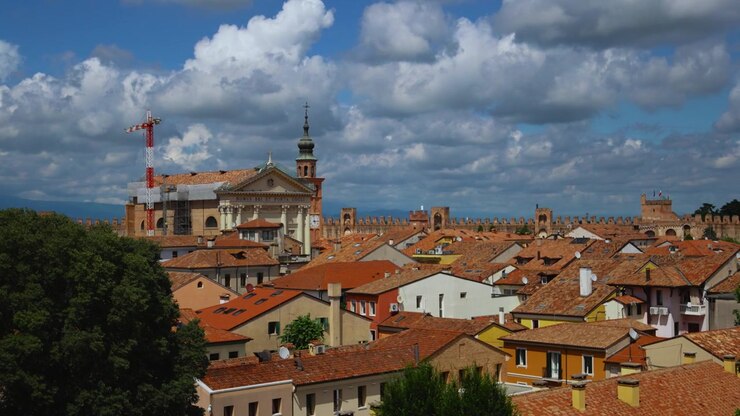 Fortificazioni e torri delle mura medievali della città a Cittadella con vista su case di città italiane e cattedrale.
