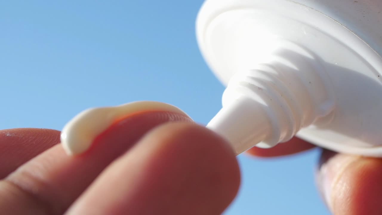 자외선 차단제를 적용하는 것