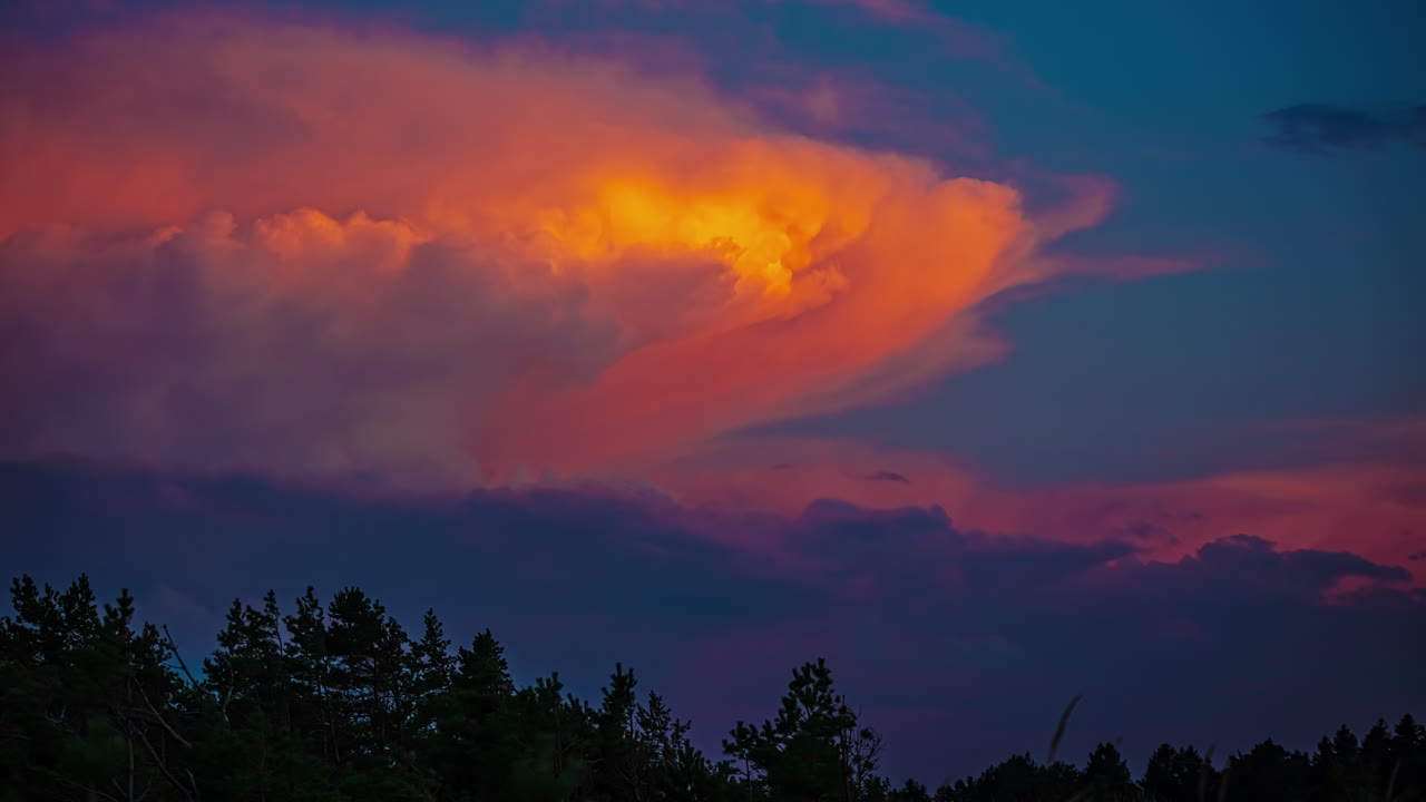 tiro de lapso de tiempo de nubes de puesta de sol doradas que cambian a nubes de tormenta oscuras en la noche al aire libre en la naturaleza