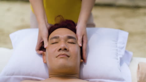 남자에게 마사지를 주는 안마사