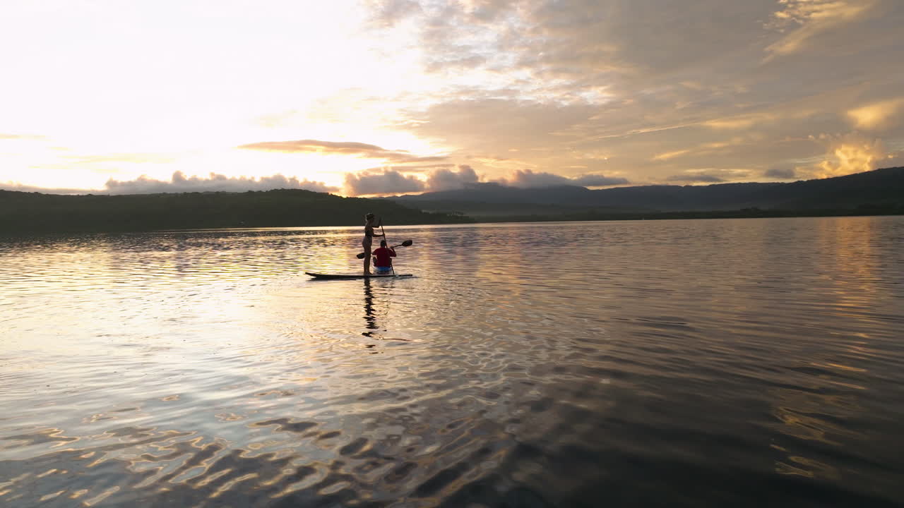 Coppia su paddle board e kayak all'Isola di Moso all'alba a Vanuatu - Ripresa con drone.