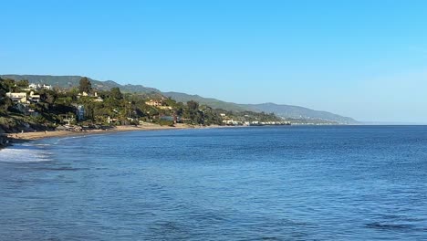 Amplia-Toma-De-Establecimiento-De-La-Costa-De-La-Playa-De-Malibu-Y-La-Cordillera-En-Un-Día-Soleado-En-California