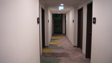 Flur-Eines-Hotels-In-Deutschland-Mit-Weißen-Wänden-Und-Dunklen-Türen-Düsseldorf