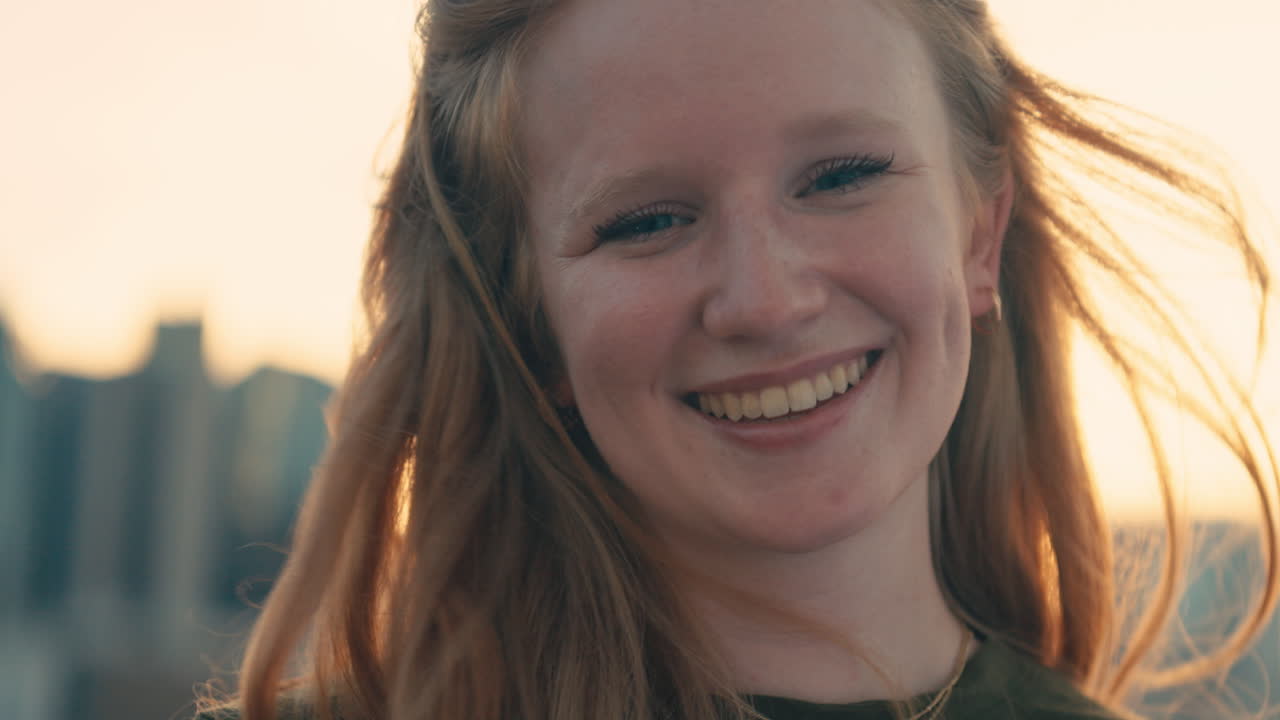 Portret van een glimlachende roodharige vrouw