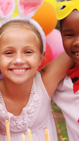crianças em vários trajes comemorando aniversários