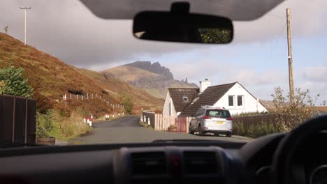 pasando por una pintoresca cabaña en el camino hacia el viejo de storr en la isla de skye, tierras altas de escocia