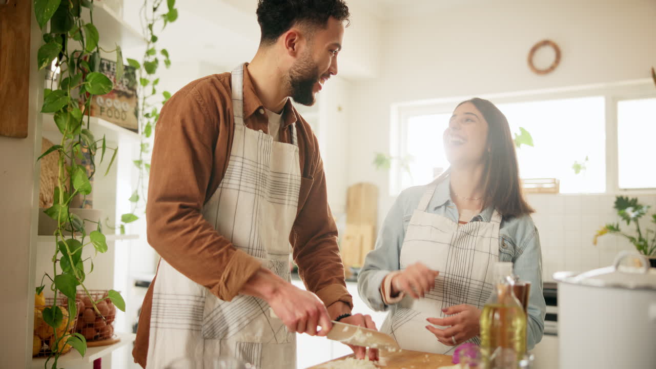una pareja feliz cocinando juntos.