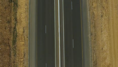 vista superior aérea: volando sobre la carretera asfaltada con coches pasando