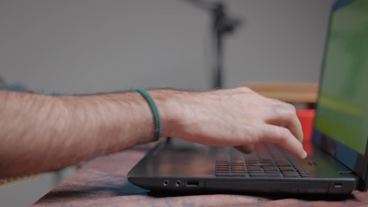 persona escribiendo en una computadora portátil