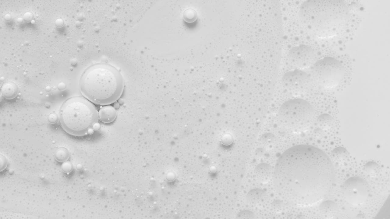 백색 아크릴 페인트 거품 추상적인 배경 4k 영상 거품이 깨지고 액체 기름 질감 매크로 패턴 예술 클로즈업 화장실 과학 개념