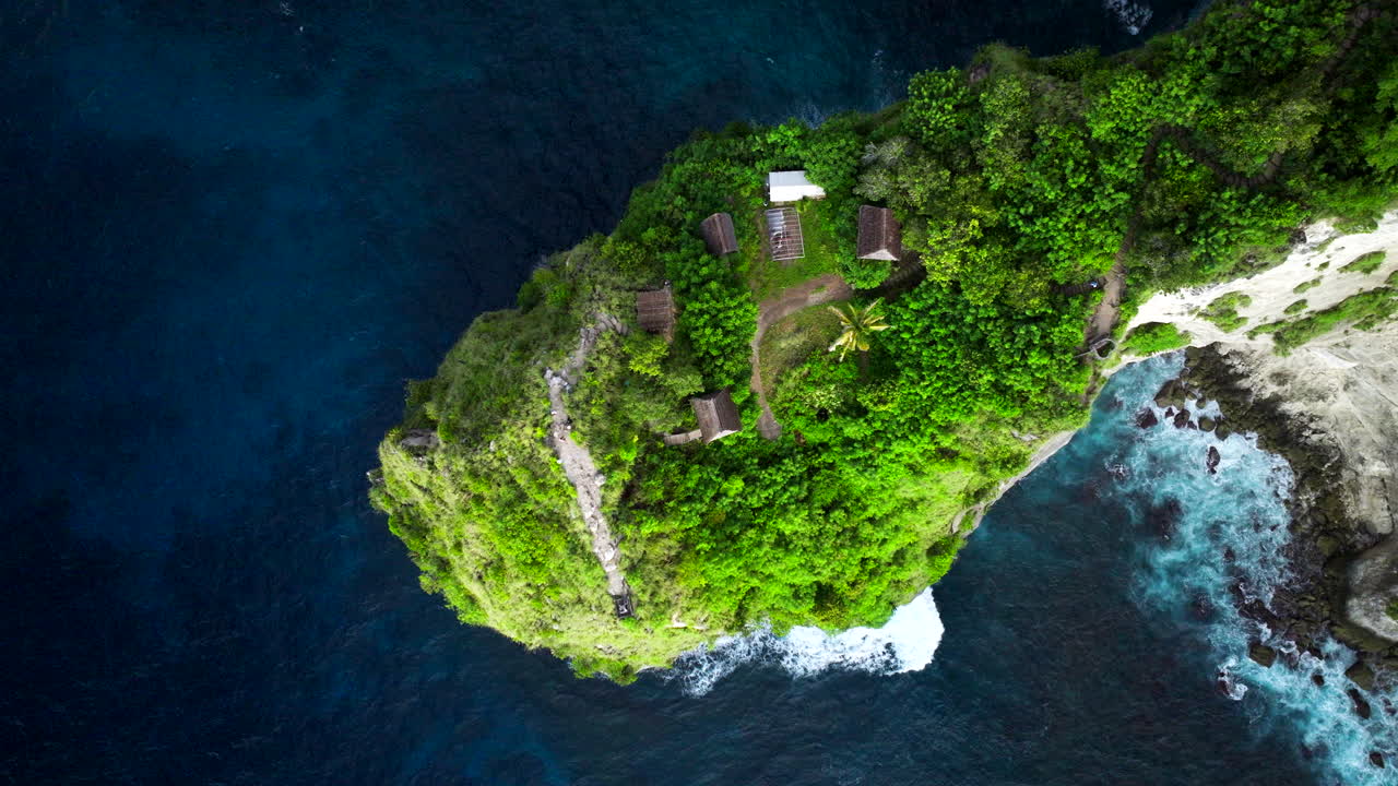 cabaña de árbol turística en el punto de vista de las mil islas en el promontorio, aérea de arriba hacia abajo