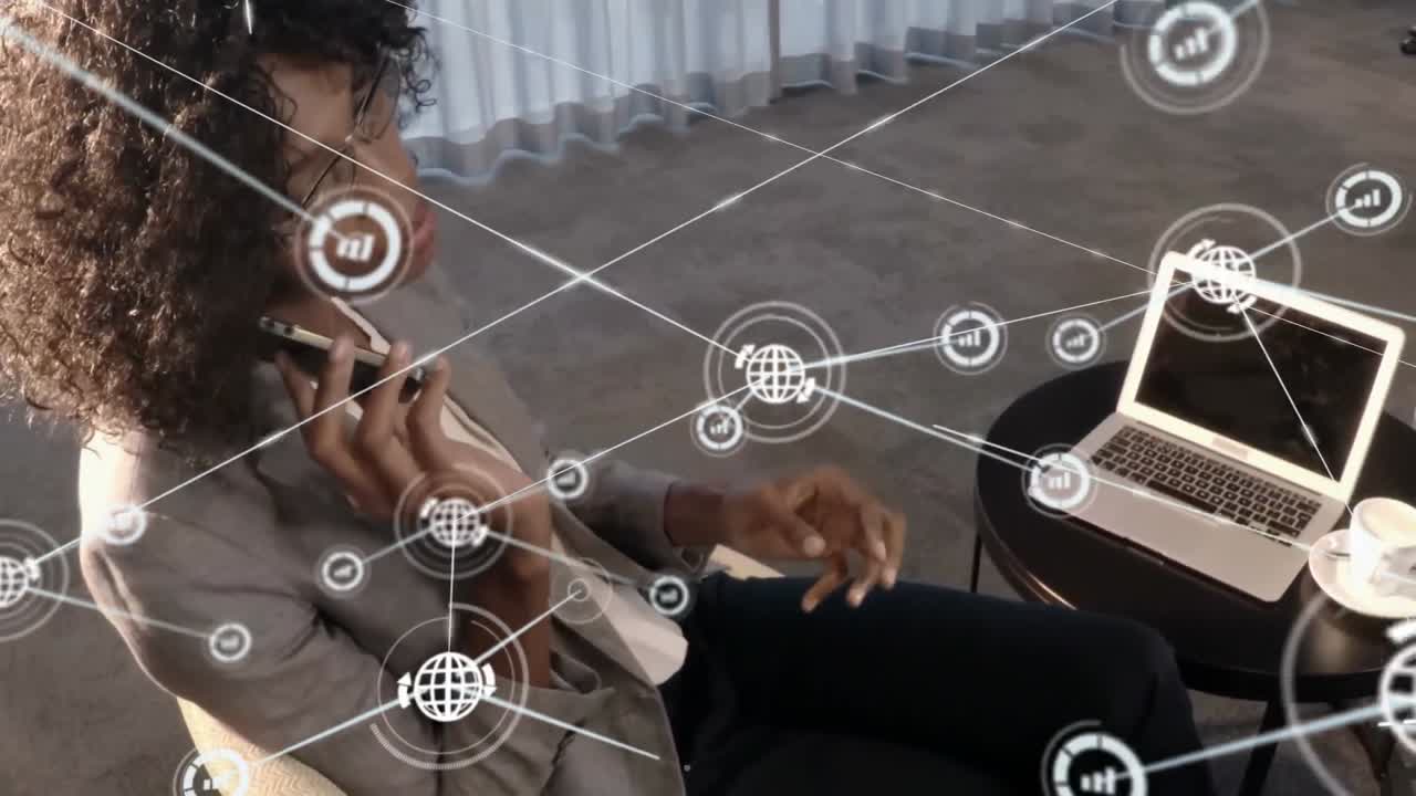 animación de la red de iconos sobre mujer de negocios afroamericana hablando en teléfono inteligente en una cafetería