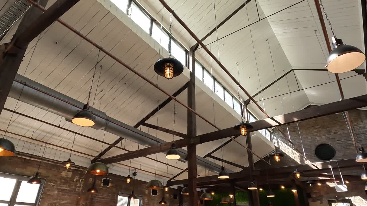 interior de estilo industrial cálido de un almacén convertido con varias luces colgantes