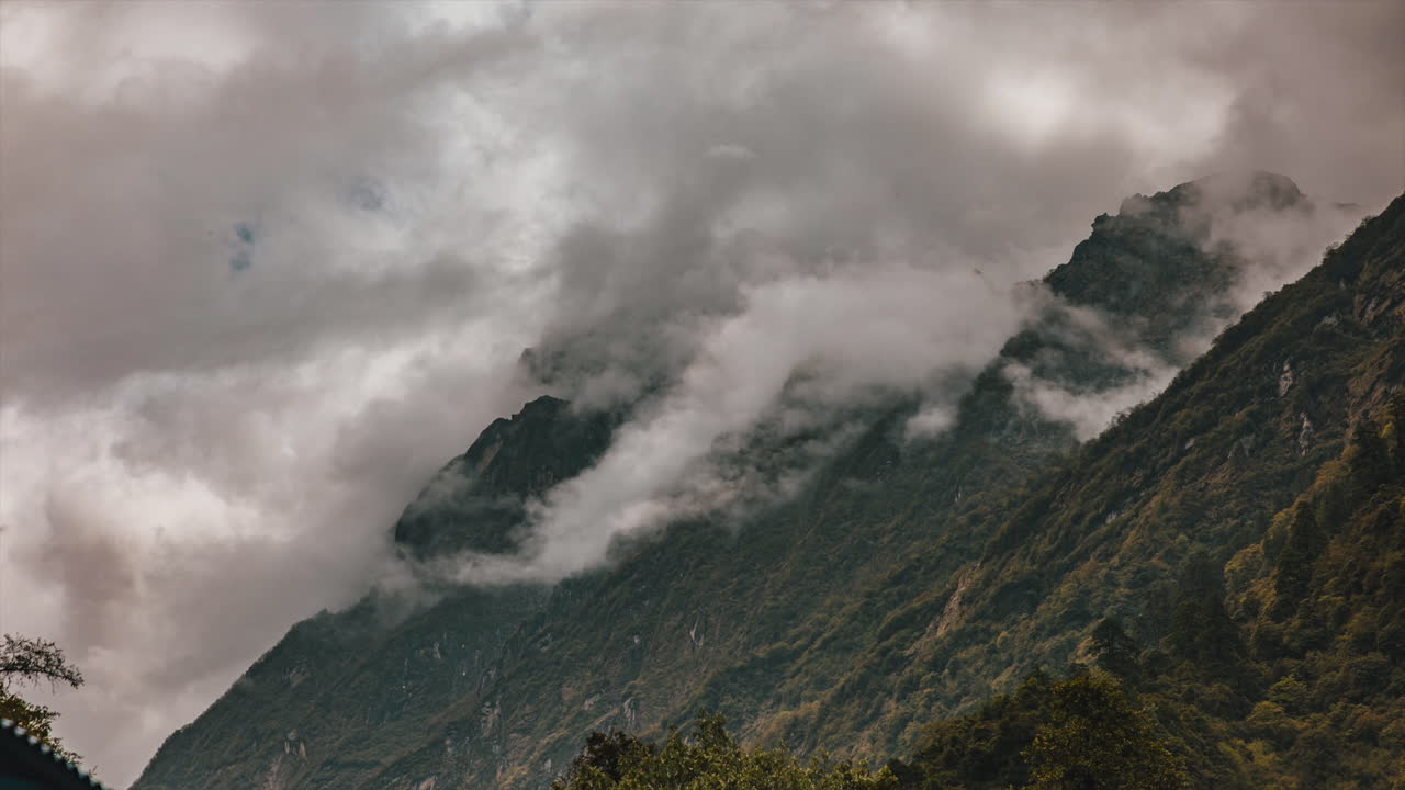 lapso de tiempo de las nubes tocando los picos de las montañas a lo largo de la caminata del campamento base de annapurna en nepal