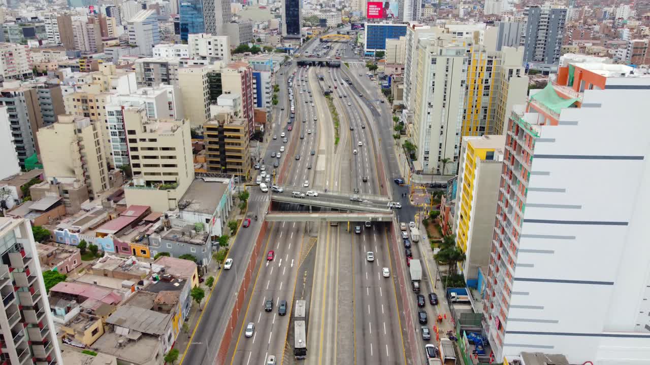 video de drone de "via expresa" via expresa en lima peru en el distrito de miraflores