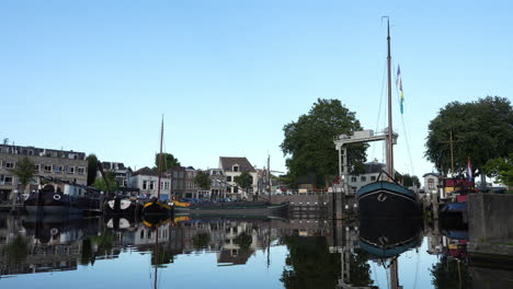 Historic-Boats-At-Old-Harbor-With-Mallegatsluis-Bridge-In-Gouda-City-Centre-In-South-Holland,-Netherlands