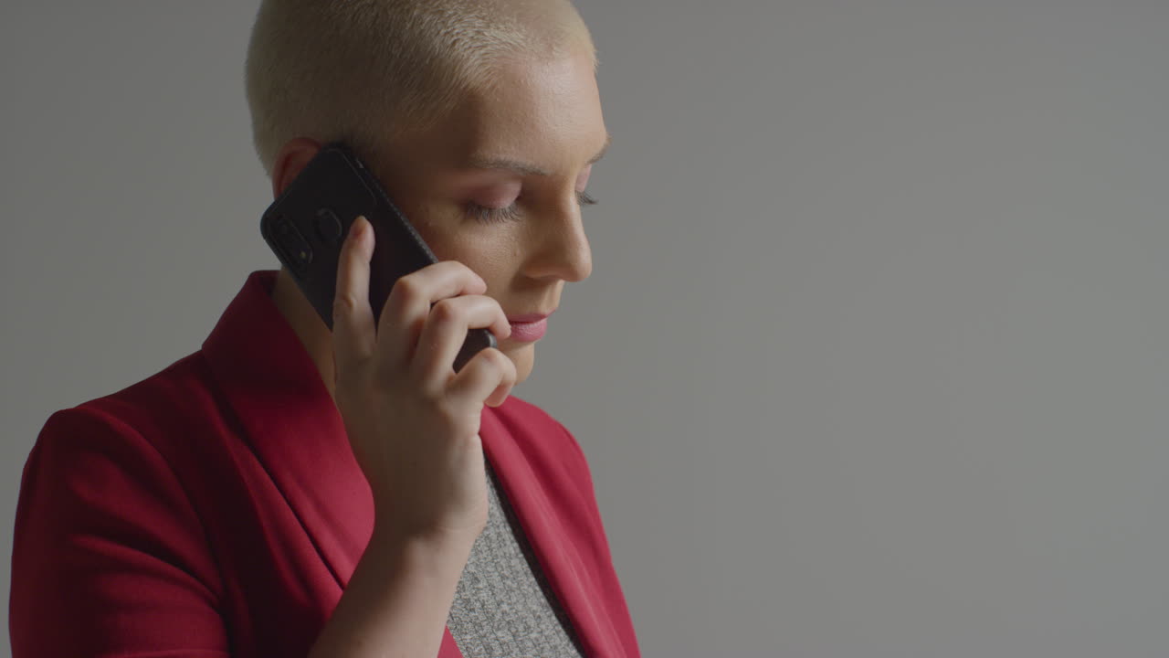 스마트폰 전화를 끊고 여성 백인 모델의 측면 보기 02