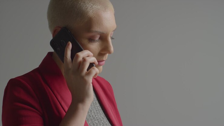 Vista laterale di modella caucasica che riattacca una telefonata sul cellulare 02