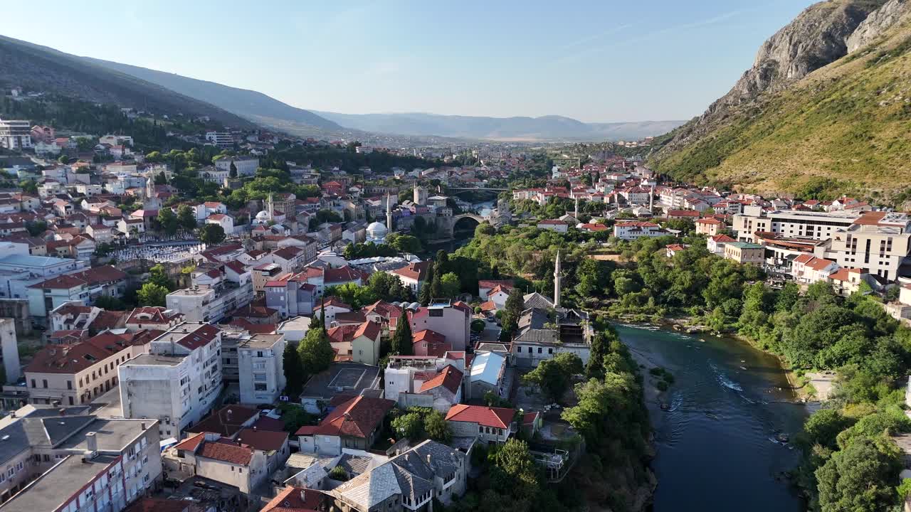 Mostar kasabası, Bosna Hersek, Balkan ülkesi, Balkanlar, eski köprü, Neretva Nehri, Stari Most, yaz, temmuz ayından havadan drone görüntüsü.
