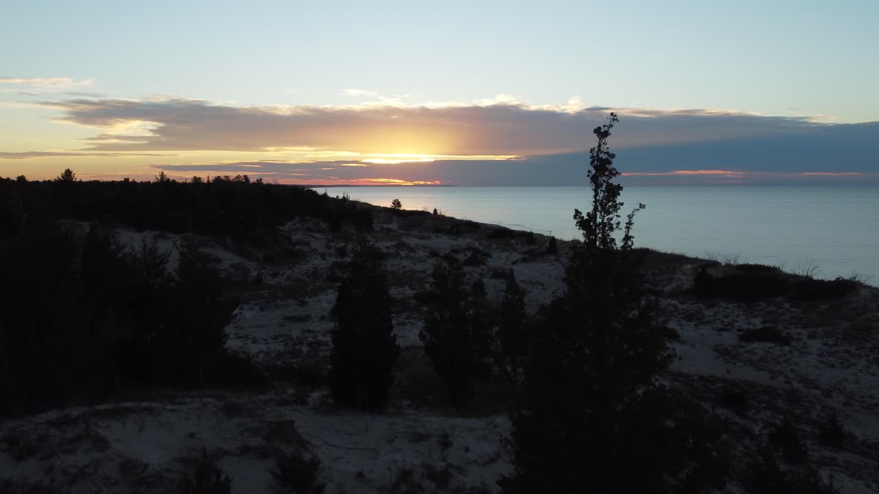 espectacular puesta de sol de la hora de oro a lo largo de la costa