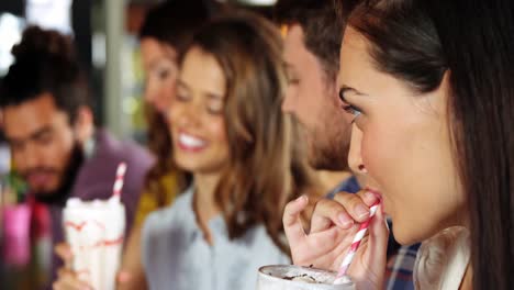 Gruppe-Von-Freunden,-Die-Beim-Milchshake-Interagieren