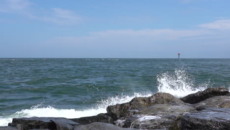 Video-En-Cámara-Lenta-De-Las-Olas-Del-Océano-Rompiendo-Sobre-Las-Rocas-En-La-Orilla