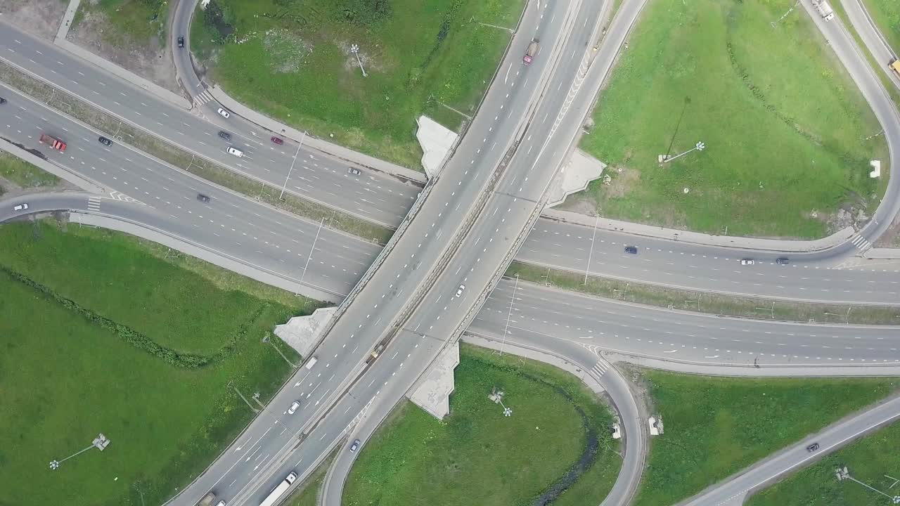 복잡 한 고속도로 교차로 의 공중 사진
