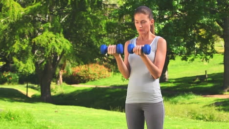 Linda-Mujer-Haciendo-Ejercicios-De-Musculación-