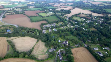 Französische-Ländliche-Landschaft-Und-Bewirtschaftete-Weizenfelder-In-Der-Bretagne,-Frankreich