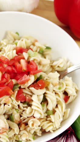 tazón de pasta cocida con tenedor
