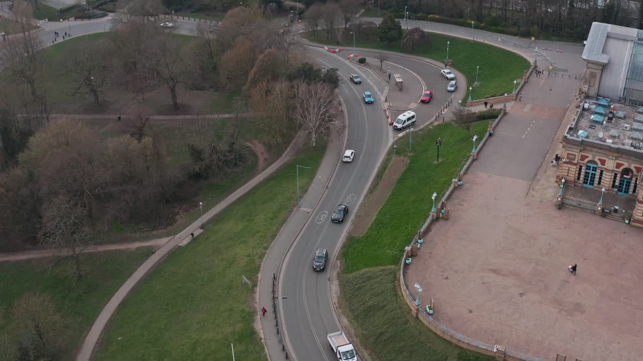 снимок с беспилотника оживленной узкой дороги через александровский дворец в лондоне