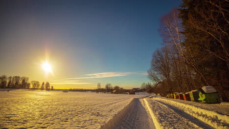 Un-Sol-Amarillo-Poniente-Contra-Un-Cielo-Azul-Donde-Pequeñas-Nubes-Blancas-Pasan-Sobre-Un-Paisaje-Invernal