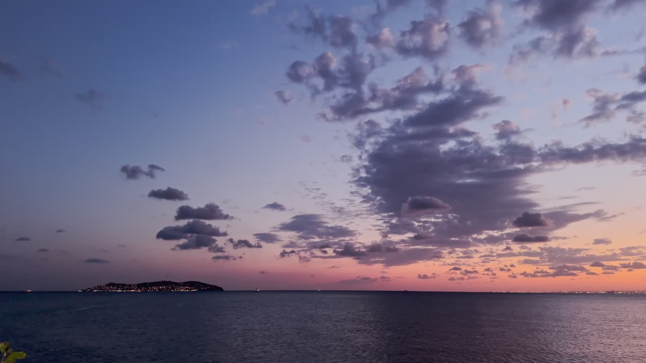 해가 지면 다채로운 하늘과 구름과 바다