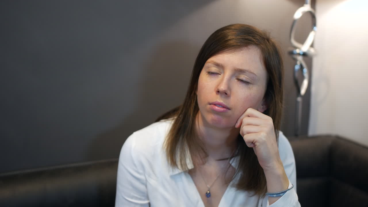 una mujer pensativa pensando en casa mirando pensativa