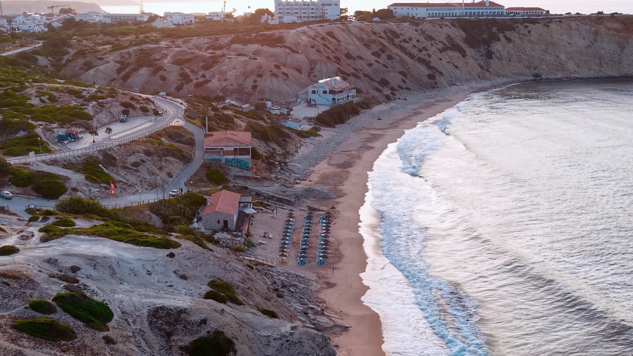 Vista costeira de uma área de praia em Portugal durante a luz da noite