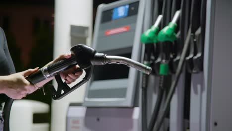 Persona-Que-Sostiene-Un-Mango-De-Combustible-Diesel-Negro-Que-Está-Fuera-De-Servicio-Porque-Hay-Escasez-De-Gasolina