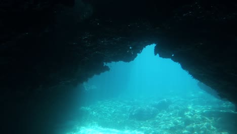 Reflejo-Bajo-El-Agua-En-El-Espejo-De-Agua,-Cueva-Submarina