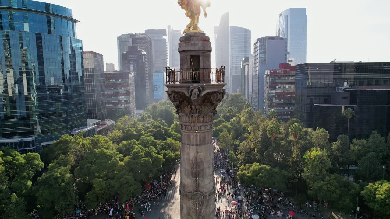 Angel of Independence Statue Installation and Public Gathering in Mexico City