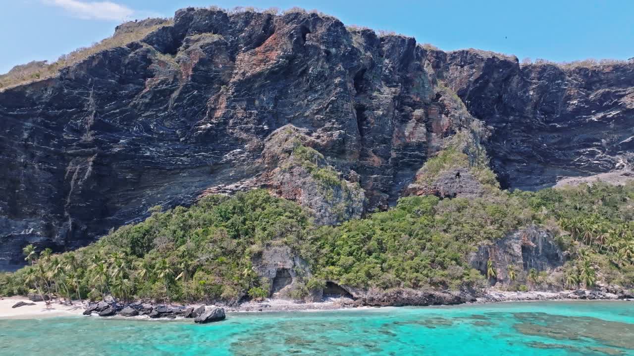 acantilado rocoso en playa frontón, las galeras en república dominicana